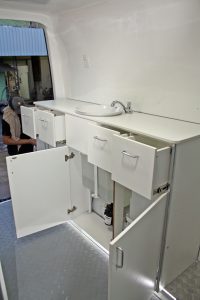 interno ambulancia consultório móvel com mobílias