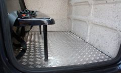 CABINE SUPLEMENTAR PARA CAMINHÃO 028 interior da cabine auxiliar com revestimento em aluminio