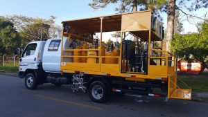 Cabine suplementar para caminhão Hyundai HD80 com implemento de pintura asfáltica