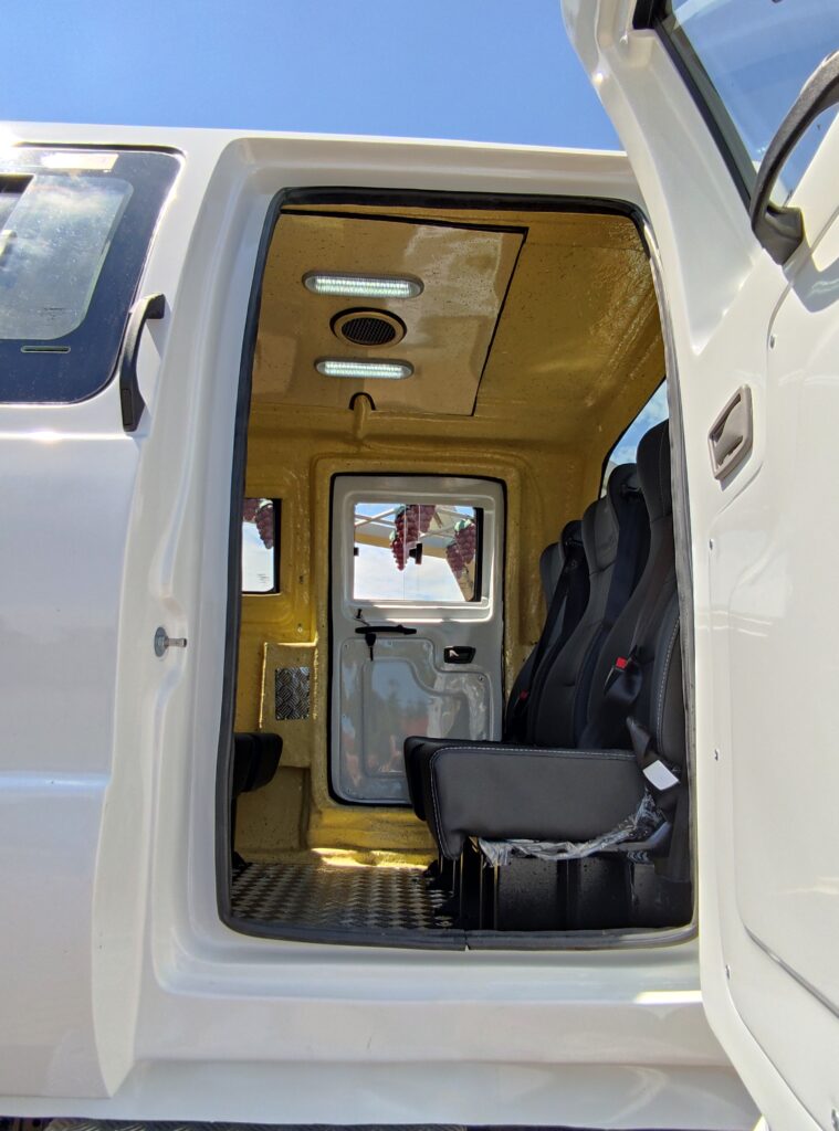 Volkswagen 11180 4x4 com cabine suplementar