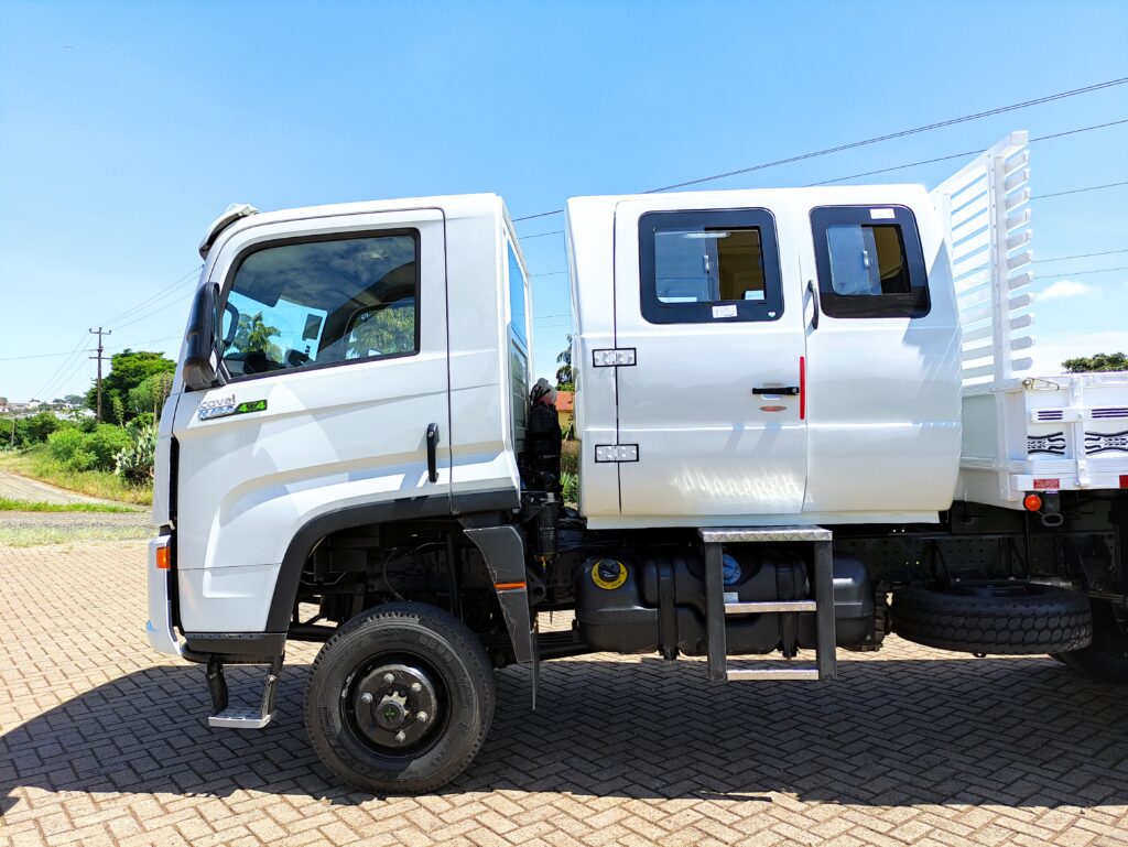 Volkswagen 11180 4x4 com cabine suplementar
