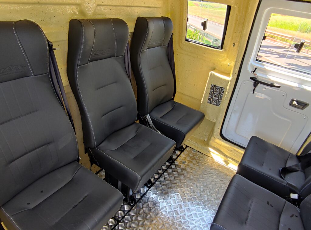 Volkswagen 11180 4x4 com cabine suplementar