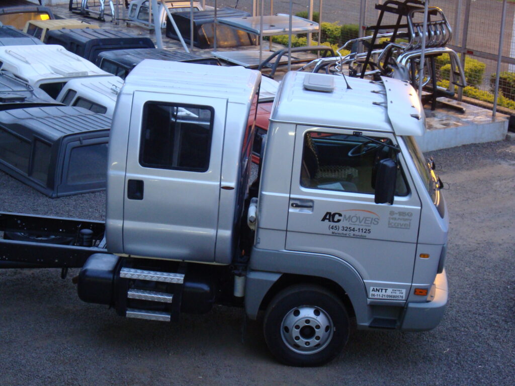 Caminhão Volkswagen 8150 com cabine suplementar