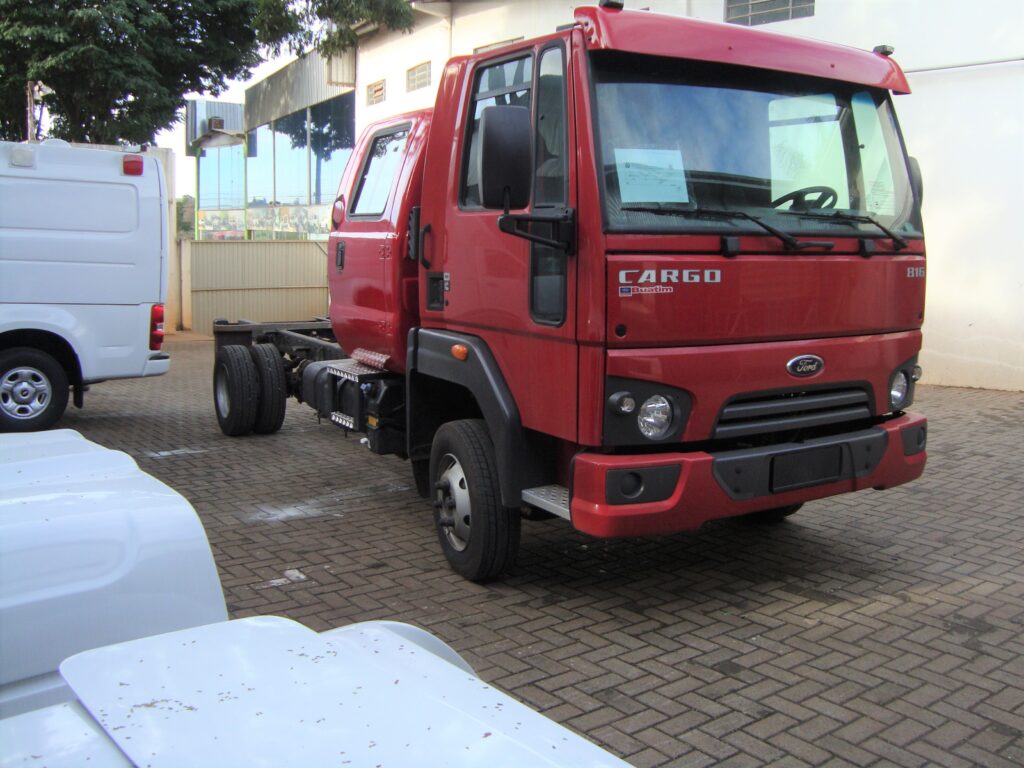 Ford Cargo 816 com cabine suplementar