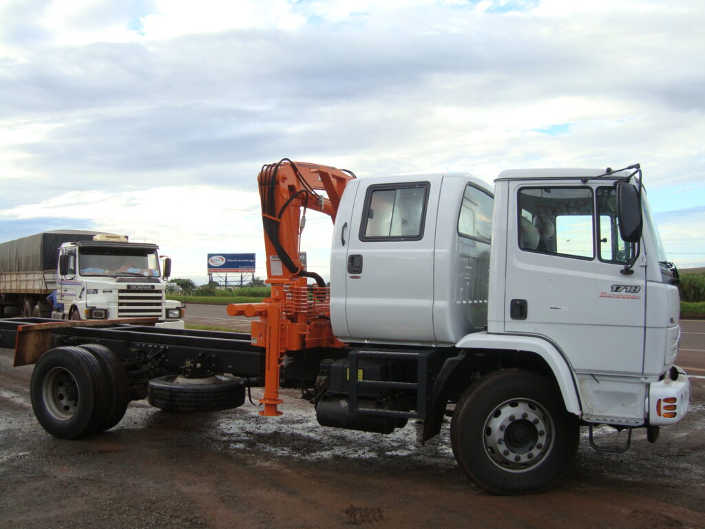 Mercedes Benz 1718 com cabine suplementar (1)