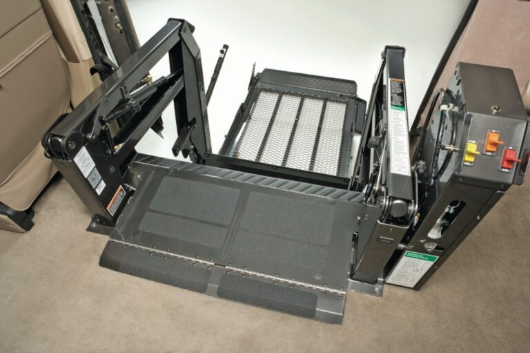 Equipamentos de acessibilidade acesso cadeirante para van transporte passageiros e van transporte escolar acessível.