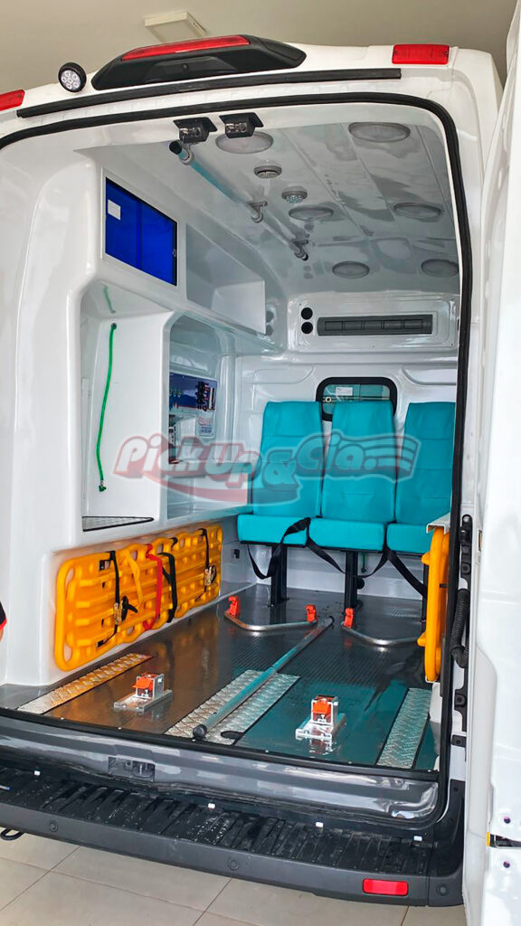transformação ambulancia ford transit UTI com 2 macas.